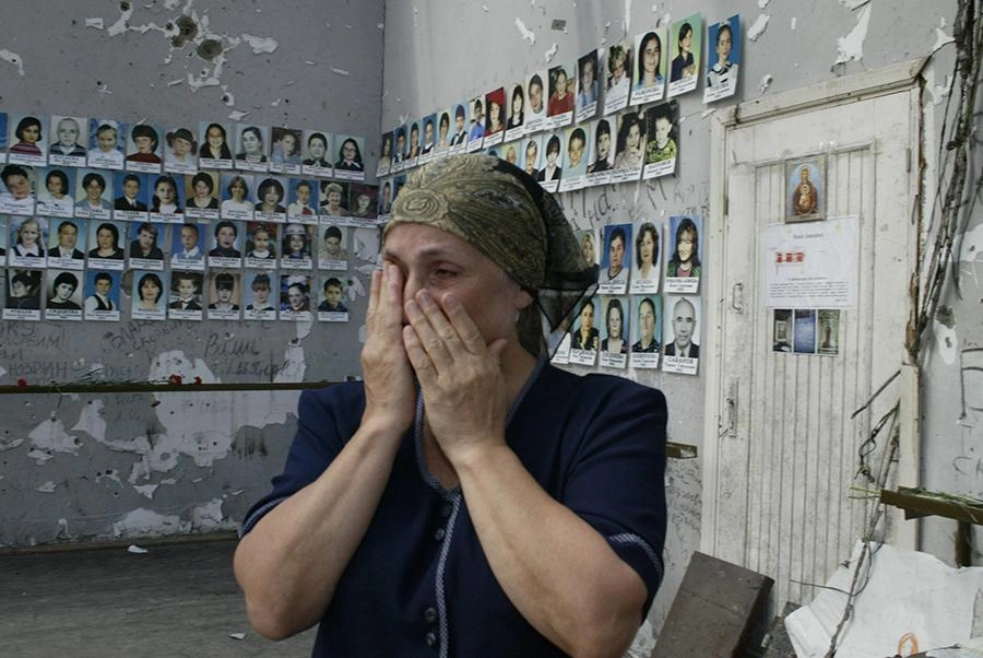 На стенах спортзала, где заложники провели больше двух суток, развешаны фото жертв теракта | Источник: Сергей Узаков / ИТАР-ТАСС